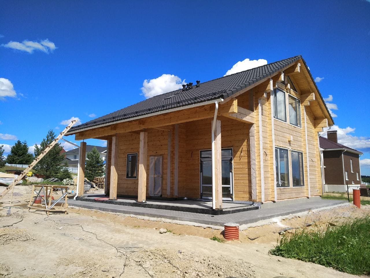 Продолжаем работы по строительству загородного дома из клееного бруса в деревне Рохма Всеволожского района Ленинградской области